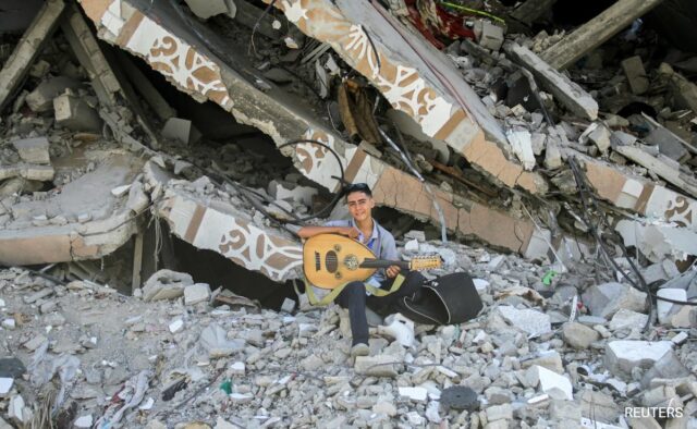 Músico de Gaza canta para crianças que enfrentam os horrores diários da guerra