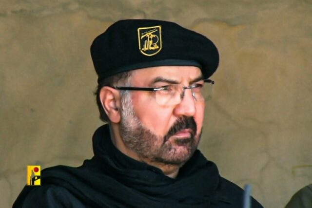 Uma foto sem data divulgada pela assessoria de imprensa da mídia militar do Hezbollah em 31 de julho de 2024 mostra o principal comandante do Hezbollah, Fuad Shukr, em um local não revelado. - O corpo de Shukr foi recuperado em 31 de julho dos escombros de um ataque israelense no sul de Beirute, disse uma fonte próxima ao grupo, um dia após o ataque que também matou cinco civis, três mulheres e duas crianças, de acordo com a saúde do Líbano. ministério. (Foto de HEZBOLLAH MILITARY MEDIA OFFICE / AFP) / === RESTRITO AO USO EDITORIAL - CRÉDITO OBRIGATÓRIO 