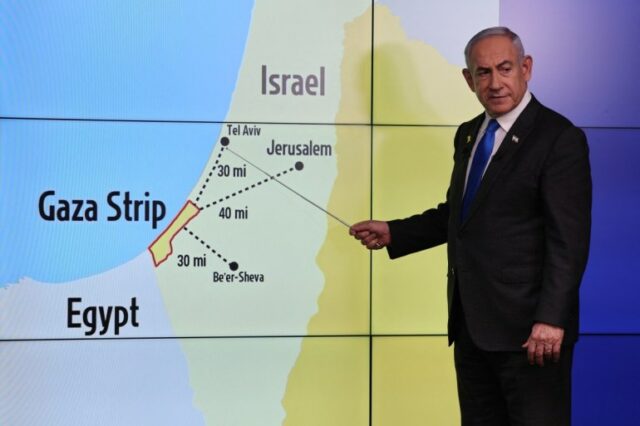 O primeiro-ministro de Israel, Benjamin Netanyahu, aponta Tel Aviv em um mapa durante uma coletiva de imprensa no Gabinete de Imprensa do Governo (GPO) em Jerusalém, em 4 de setembro de 2024. (Foto de ABIR SULTAN / POOL / AFP)