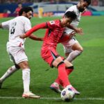 Son Heung-min (C), da Coreia do Sul, luta pela bola com Attaa Jaber (L) e Musab Battat (R), da Palestina, durante a partida de futebol das eliminatórias da zona asiática da Copa do Mundo FIFA de 2026 entre Coreia do Sul e Palestina, em Seul, em 5 de setembro de 2024. (Foto de Jung Yeon-je/AFP)