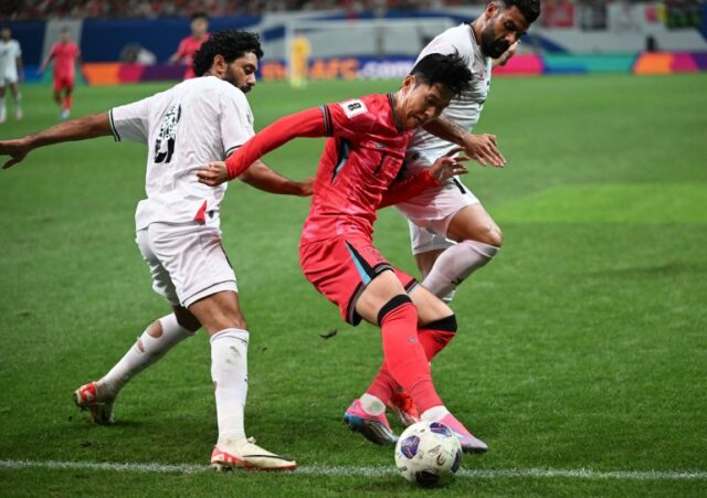 Son Heung-min (C), da Coreia do Sul, luta pela bola com Attaa Jaber (L) e Musab Battat (R), da Palestina, durante a partida de futebol das eliminatórias da zona asiática da Copa do Mundo FIFA de 2026 entre Coreia do Sul e Palestina, em Seul, em 5 de setembro de 2024. (Foto de Jung Yeon-je/AFP)