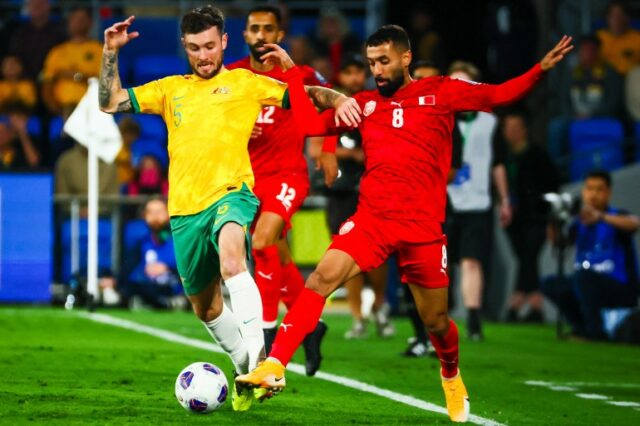 Mohamed Marhoon (R) do Bahrein e Aiden O'Neill (L) da Austrália competem pela bola durante a partida de futebol das eliminatórias da AFC para a Copa do Mundo da FIFA de 2026 entre Austrália e Bahrein no Cbus Super Stadium na Gold Coast em 5 de setembro de 2024. (Foto de Patrick HAMILTON / AFP) / -- IMAGEM RESTRITA AO USO EDITORIAL - ESTRITAMENTE PROIBIDO USO COMERCIAL --