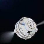 Nesta captura de tela de uma transmissão ao vivo da NASA, a espaçonave Boeing Starliner pode ser vista se afastando da Estação Espacial Internacional para seu retorno não tripulado à superfície da Terra em 6 de setembro de 2024. - O Starliner da Boeing, atormentado por problemas, está pronto para finalmente partir do Estação Espacial Internacional (ISS) em 6 de setembro de 2024, retornando à Terra sem astronautas depois que a NASA considerou o risco muito grande. (Foto NASA / AFP) / RESTRITO A USO EDITORIAL - CRÉDITO OBRIGATÓRIO