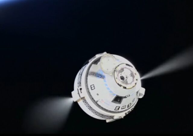 Nesta captura de tela de uma transmissão ao vivo da NASA, a espaçonave Boeing Starliner pode ser vista se afastando da Estação Espacial Internacional para seu retorno não tripulado à superfície da Terra em 6 de setembro de 2024. - O Starliner da Boeing, atormentado por problemas, está pronto para finalmente partir do Estação Espacial Internacional (ISS) em 6 de setembro de 2024, retornando à Terra sem astronautas depois que a NASA considerou o risco muito grande. (Foto NASA / AFP) / RESTRITO A USO EDITORIAL - CRÉDITO OBRIGATÓRIO 