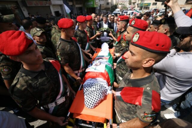 Forças de segurança palestinas carregam o corpo do ativista turco-americano assassinado Aysenur Ezgi