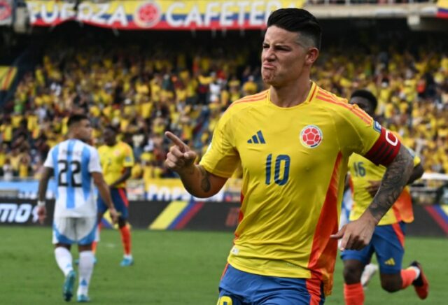 O meio-campista colombiano James Rodriguez comemora o segundo gol de sua seleção durante a partida de futebol entre Colômbia e Argentina pelas eliminatórias sul-americanas da Copa do Mundo da FIFA de 2026, no estádio Metropolitano Roberto Meléndez, em Barranquilla, Colômbia, em 10 de setembro de 2024. (Foto de JOAQUIN SARMIENTO / AFP )