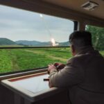 Esta foto sem data divulgada pela Agência Central de Notícias Coreana (KCNA) oficial da Coreia do Norte via KNS em 13 de setembro de 2024 mostra o líder norte-coreano Kim Jong Un (E) inspecionando um teste de disparo de um novo tipo de lançador de foguetes múltiplo de 600 mm em um local não revelado em Coréia do Norte. (Foto de KCNA VIA KNS / AFP) / COREIA DO SUL OUT / --- NOTA DO EDITORES --- RESTRITO AO USO EDITORIAL - CRÉDITO OBRIGATÓRIO