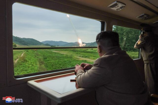 Esta foto sem data divulgada pela Agência Central de Notícias Coreana (KCNA) oficial da Coreia do Norte via KNS em 13 de setembro de 2024 mostra o líder norte-coreano Kim Jong Un (E) inspecionando um teste de disparo de um novo tipo de lançador de foguetes múltiplo de 600 mm em um local não revelado em Coréia do Norte. (Foto de KCNA VIA KNS / AFP) / COREIA DO SUL OUT / --- NOTA DO EDITORES --- RESTRITO AO USO EDITORIAL - CRÉDITO OBRIGATÓRIO 