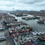 Barcos de pesca se abrigam no porto de Zhoushan, na província de Zhejiang, no leste da China, antes da chegada do tufão Bebinca em 15 de setembro de 2024. (Foto da AFP) / CHINA OUT