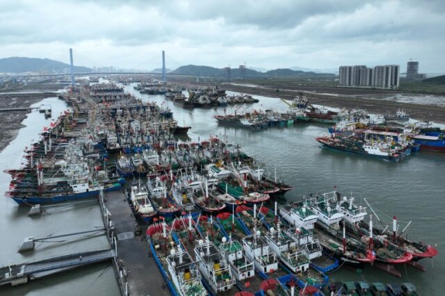 Barcos de pesca se abrigam no porto de Zhoushan, na província de Zhejiang, no leste da China, antes da chegada do tufão Bebinca em 15 de setembro de 2024. (Foto da AFP) / CHINA OUT