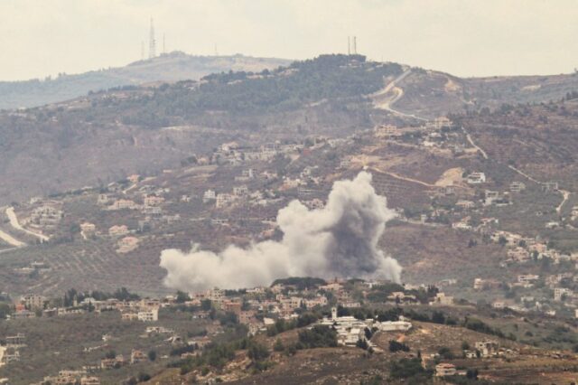 Ondas de fumaça saem do local de um ataque aéreo israelense na vila de Kfar Kila, no sul do Líbano