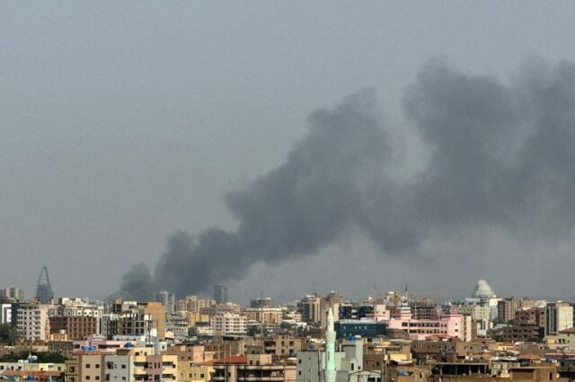 Aumentos de fumaça durante ataques aéreos no centro de Cartum enquanto o exército sudanês ataca posições mantidas pelas Forças paramilitares de Apoio Rápido (RSF) em toda a capital sudanesa em 26 de setembro de 2024. - Os confrontos começaram ao amanhecer, relataram vários residentes, no que parecia ser a primeira grande ofensiva do exército em meses para recuperar partes da capital controladas pelas forças paramilitares rivais de Apoio Rápido. (Foto de AlMigdad Hassan/AFP)