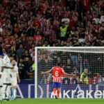 O meio-campista espanhol #06 Koke, do Atlético de Madrid, pede aos torcedores que parem de enviar itens para o campo depois que o zagueiro brasileiro #03 Eder Militão marcou o primeiro gol de seu time durante a partida de futebol da liga espanhola entre Club Atlético de Madrid e Real Madrid CF, no estádio Metropolitano, em Madrid em 29 de setembro de 2024. (Foto de OSCAR DEL POZO / AFP)