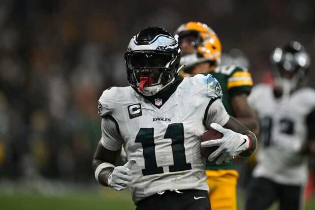 SÃO PAULO, BRASIL - 06 DE SETEMBRO: AJ Brown nº 11 do Philadelphia Eagles corre para um touchdown durante o terceiro quarto contra o Green Bay Packers na Arena Corinthians em 06 de setembro de 2024 em São Paulo, Brasil. 