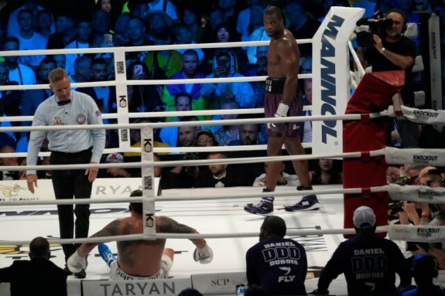 Oleksandr Usyk da Ucrânia depois de receber um golpe baixo do britânico Daniel Dubois durante a luta pelo título mundial dos pesos pesados ​​na Tarczynski Arena em Wroclaw, Polônia, domingo, 27 de agosto de 2023. Oleksandr Usyk defende seus títulos de pesos pesados ​​WBC, IBF e WBA pela primeira vez em um ano em que enfrenta o contundente desafiante britânico Daniel Dubois em um choque de estilos. (Foto AP/Czarek Sokolowski)