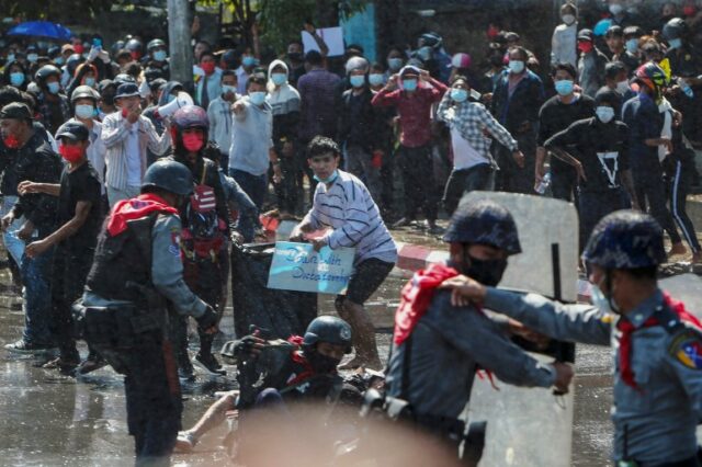 Manifestantes se dispersam após polícia abrir fogo em Mandalay