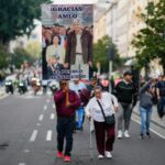 Pessoas caminham para ouvir López Obrador falar