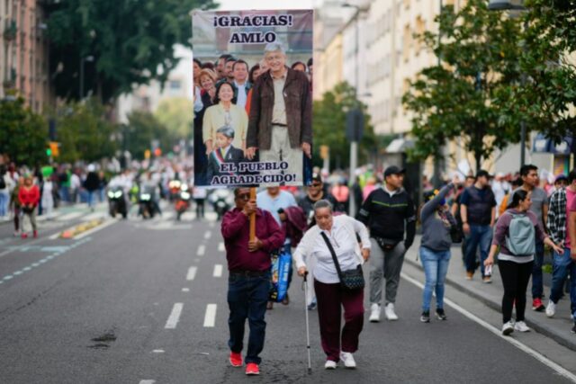 Pessoas caminham para ouvir López Obrador falar