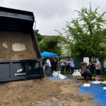 Moradores enchem sacos de areia para proteger suas casas em antecipação à tempestade tropical Francine