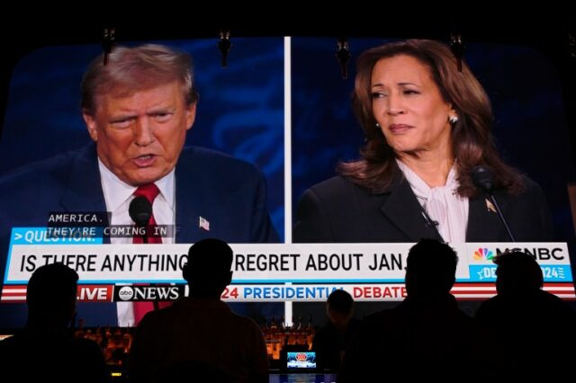 As pessoas assistem ao debate presidencial entre o ex-presidente Donald Trump, candidato presidencial republicano, e a vice-presidente democrata, Kamala Harris, terça-feira, 10 de setembro de 2024, no Gipsy Las Vegas, em Las Vegas. (Foto AP/John Locher)