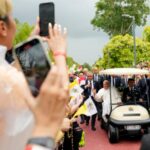 Papa Francisco viaja em uma charrete enquanto cumprimenta os voluntários em sua chegada a Cingapura