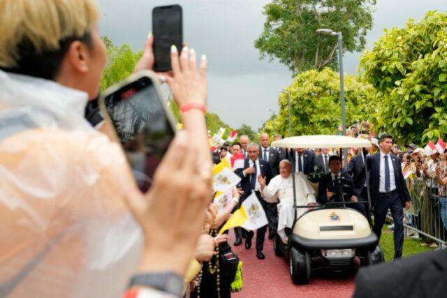 Papa Francisco viaja em uma charrete enquanto cumprimenta os voluntários em sua chegada a Cingapura