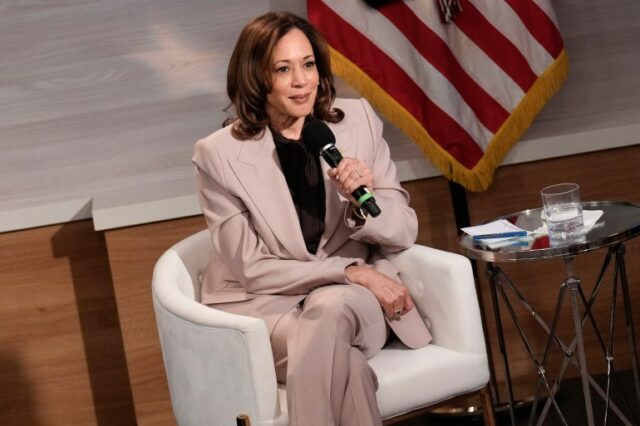 A vice-presidente democrata indicada à presidência, Kamala Harris, é entrevistada por membros da Associação Nacional de Jornalistas Negros no estúdio WHYY na Filadélfia, terça-feira, 17 de setembro de 2024. (AP Photo/Jacquelyn Martin)