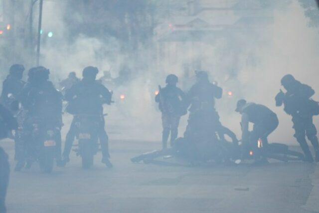 A polícia joga gás contra manifestantes que entraram em confronto com apoiadores do presidente Luis Arce em La Paz, Bolívia, segunda-feira, 23 de setembro de 2024. (AP Photo/Juan Karita)