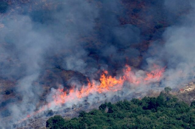 Chamas e fumaça sobem de um ataque aéreo israelense na montanha Mahmoudieh