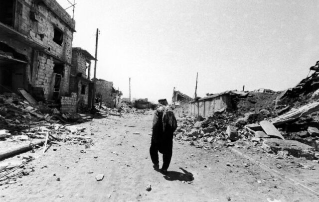 Um idoso refugiado palestino perambula pela cidade de Sabra, no oeste de Beirute, em 2 de agosto de 1982, em meio à extensa destruição causada por 14 horas de bombardeio militar e de artilharia pelas forças israelenses no dia anterior. (Foto AP / Querido)