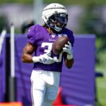 EAGAN, MINNESOTA - 02 DE AGOSTO: Aaron Jones #33 do Minnesota Vikings observa durante o campo de treinamento em 02 de agosto de 2024 em Eagan, Minnesota.