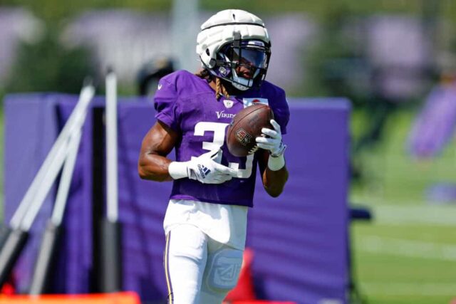 EAGAN, MINNESOTA - 02 DE AGOSTO: Aaron Jones #33 do Minnesota Vikings observa durante o campo de treinamento em 02 de agosto de 2024 em Eagan, Minnesota.