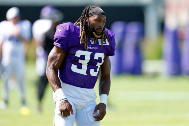 EAGAN, MINNESOTA - 02 DE AGOSTO: Aaron Jones #33 do Minnesota Vikings observa durante o campo de treinamento em 02 de agosto de 2024 em Eagan, Minnesota.