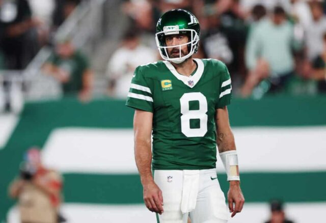 EAST RUTHERFORD, NOVA JERSEY - 19 DE SETEMBRO: Aaron Rodgers # 8 do New York Jets em ação durante o jogo contra o New England Patriots no MetLife Stadium em 19 de setembro de 2024 em East Rutherford, Nova Jersey.