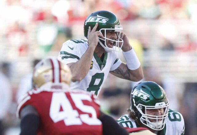 SANTA CLARA, CALIFÓRNIA - 09 DE SETEMBRO: O quarterback Aaron Rodgers nº 8 do New York Jets faz uma chamada na linha de scrimmage enquanto joga contra o San Francisco 49ers durante o primeiro quarto no Levi's Stadium em 09 de setembro de 2024 em Santa Clara, Califórnia. 