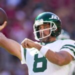 SANTA CLARA, CALIFÓRNIA - 09 DE SETEMBRO: O quarterback Aaron Rodgers nº 8 do New York Jets se aquece antes de enfrentar o San Francisco 49ers no Levi's Stadium em 09 de setembro de 2024 em Santa Clara, Califórnia.