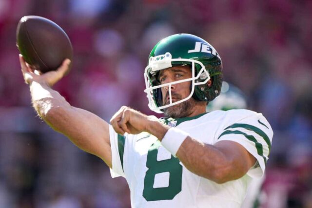 SANTA CLARA, CALIFÓRNIA - 09 DE SETEMBRO: O quarterback Aaron Rodgers nº 8 do New York Jets se aquece antes de enfrentar o San Francisco 49ers no Levi's Stadium em 09 de setembro de 2024 em Santa Clara, Califórnia.