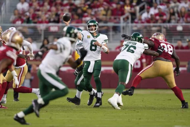 SANTA CLARA, CALIFÓRNIA - 09 DE SETEMBRO: O quarterback Aaron Rodgers nº 8 do New York Jets lança um passe contra o San Francisco 49ers durante o terceiro quarto no Levi's Stadium em 09 de setembro de 2024 em Santa Clara, Califórnia. 