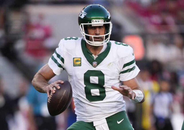 SANTA CLARA, CALIFÓRNIA - 09 DE SETEMBRO: O quarterback Aaron Rodgers nº 8 do New York Jets tenta passar contra o San Francisco 49ers durante o segundo quarto no Levi's Stadium em 09 de setembro de 2024 em Santa Clara, Califórnia. 