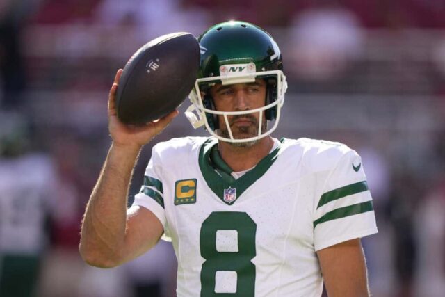 SANTA CLARA, CALIFÓRNIA - 09 DE SETEMBRO: O quarterback Aaron Rodgers nº 8 do New York Jets observa durante o aquecimento antes de enfrentar o San Francisco 49ers no Levi's Stadium em 09 de setembro de 2024 em Santa Clara, Califórnia.