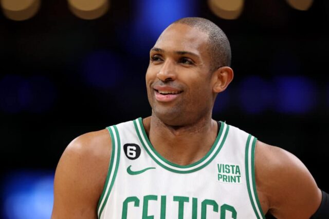 Al Horford # 42 do Boston Celtics assiste durante o segundo quarto do segundo jogo dos playoffs da primeira rodada da Conferência Leste entre o Boston Celtics e o Atlanta Hawks no TD Garden em 18 de abril de 2023 em Boston, Massachusetts. NOTA AO USUÁRIO: O Usuário reconhece e concorda expressamente que, ao baixar e/ou usar esta fotografia, o Usuário está concordando com os termos e condições do Contrato de Licença da Getty Images.