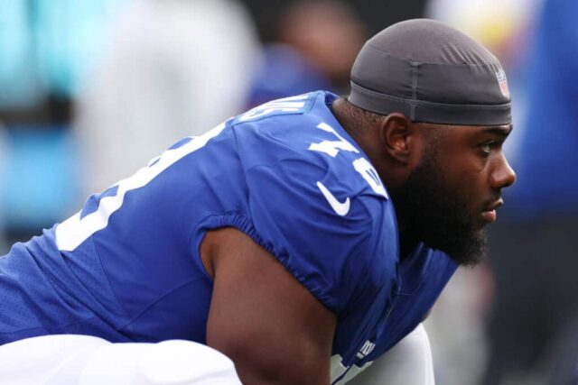 EAST RUTHERFORD, NOVA JERSEY - 21 DE AGOSTO: Andrew Thomas # 78 do New York Giants observa durante o aquecimento de um jogo de pré-temporada contra o Cincinnati Bengals no MetLife Stadium em 21 de agosto de 2022 em East Rutherford, Nova Jersey.