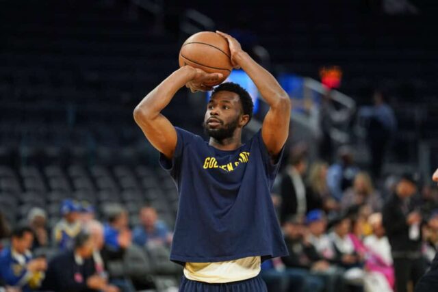 SAN FRANCISCO, CA - 12 DE ABRIL: Andrew Wiggins # 22 do Golden State Warriors se aquece antes do jogo contra o New Orleans Pelicans no Chase Center em 12 de abril de 2024 em San Francisco, Califórnia. NOTA AO USUÁRIO: O Usuário reconhece e concorda expressamente que, ao baixar e/ou usar esta fotografia, o Usuário está concordando com os termos e condições do Contrato de Licença da Getty Images.