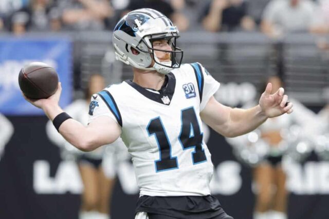 LAS VEGAS, NEVADA - 22 DE SETEMBRO: Andy Dalton # 14 do Carolina Panthers lança um passe durante o segundo quarto de um jogo contra o Las Vegas Raiders no Allegiant Stadium em 22 de setembro de 2024 em Las Vegas, Nevada. 