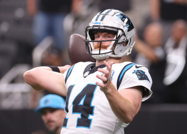 LAS VEGAS, NEVADA - 22 DE SETEMBRO: O quarterback Andy Dalton # 14 do Carolina Panthers se aquece antes do jogo contra o Las Vegas Raiders no Allegiant Stadium em 22 de setembro de 2024 em Las Vegas, Nevada. 