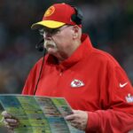 LAS VEGAS, NEVADA - 11 DE FEVEREIRO: O técnico Andy Reid do Kansas City Chiefs observa o primeiro tempo contra o San Francisco 49ers durante o Super Bowl LVIII no Allegiant Stadium em 11 de fevereiro de 2024 em Las Vegas, Nevada.