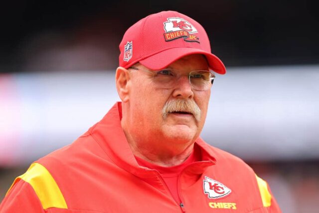 CHICAGO, ILLINOIS - 13 DE AGOSTO: O técnico Andy Reid, do Kansas City Chiefs, observa antes de um jogo de pré-temporada contra o Chicago Bears no Soldier Field em 13 de agosto de 2022 em Chicago, Illinois. 