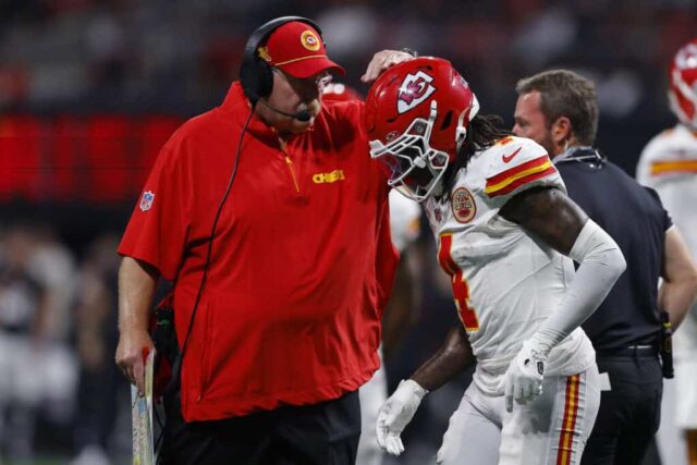 ATLANTA, GEÓRGIA - 22 DE SETEMBRO: O técnico Andy Reid do Kansas City Chiefs fala com Rashee Rice nº 4 do Kansas City Chiefs durante o terceiro quarto contra o Atlanta Falcons no Mercedes-Benz Stadium em 22 de setembro de 2024 em Atlanta, Geórgia. 