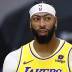 Anthony Davis nº 3 do Los Angeles Lakers durante o dia da mídia do Los Angeles Lakers no UCLA Health Training Center em 2 de outubro de 2023 em El Segundo, Califórnia. NOTA AO USUÁRIO: O usuário reconhece e concorda expressamente que, ao baixar e/ou usar esta fotografia, o usuário concorda com os termos e condições do Contrato de Licença da Getty Images.