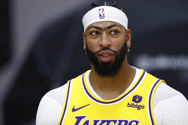 Anthony Davis nº 3 do Los Angeles Lakers durante o dia da mídia do Los Angeles Lakers no UCLA Health Training Center em 2 de outubro de 2023 em El Segundo, Califórnia. NOTA AO USUÁRIO: O usuário reconhece e concorda expressamente que, ao baixar e/ou usar esta fotografia, o usuário concorda com os termos e condições do Contrato de Licença da Getty Images.